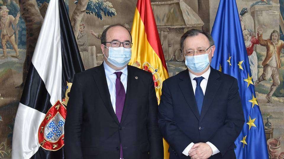 Miquel Iceta y Juan Vivas, durante la reunión mantenida hoy en la sede del Ministerio (CEDIDA)