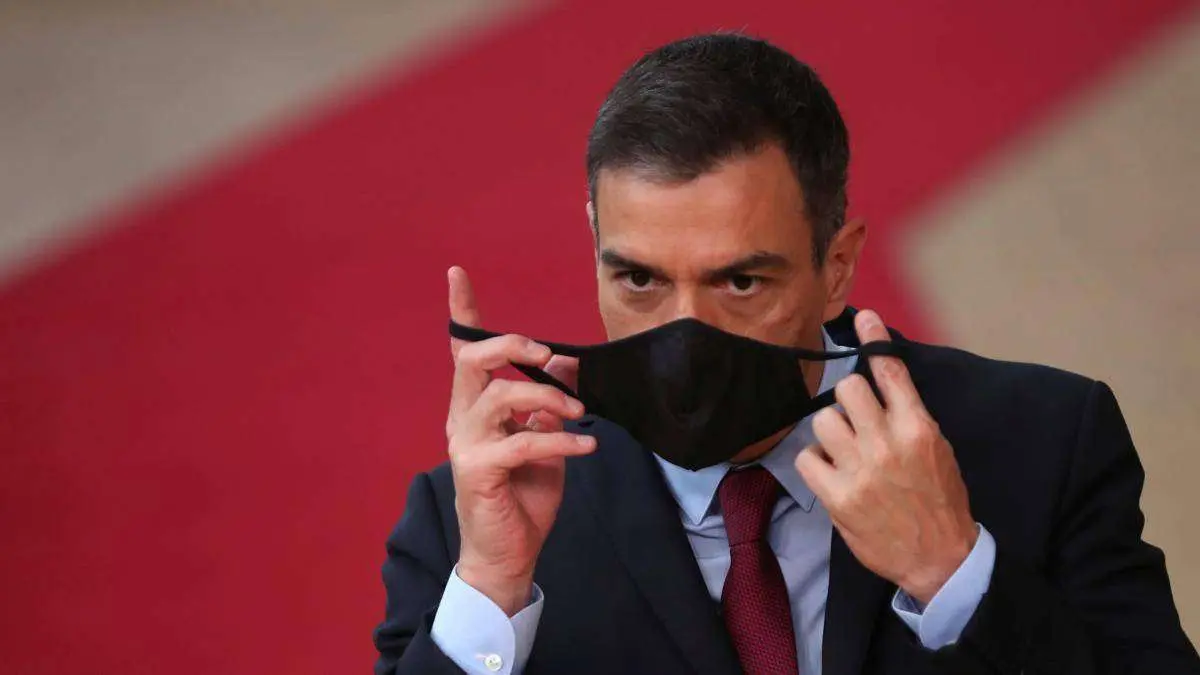 pedro-sanchez-se-coloca-la-mascarilla-a-su-llegada-a-la-reunion-de-jefes-de-estado-y-gobierno-de-la-ue-en-bruselas