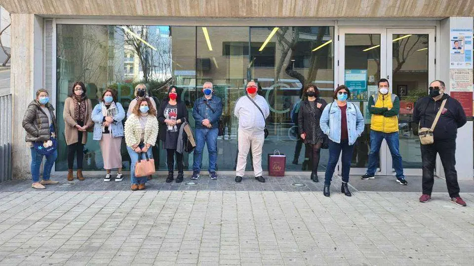 Concentraci&oacute;n de trabajadores a las puertas de la biblioteca "Adolfo Su&aacute;rez" (CEDIDA)