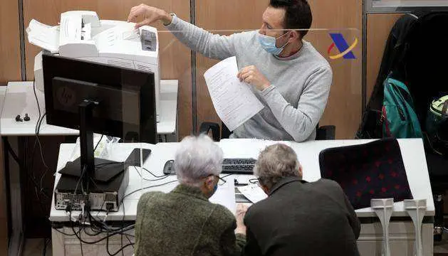 _europapress3184299trabajadoroficinaagenciatributariacalleguzmanbuenoatiendedos_7d0c632e