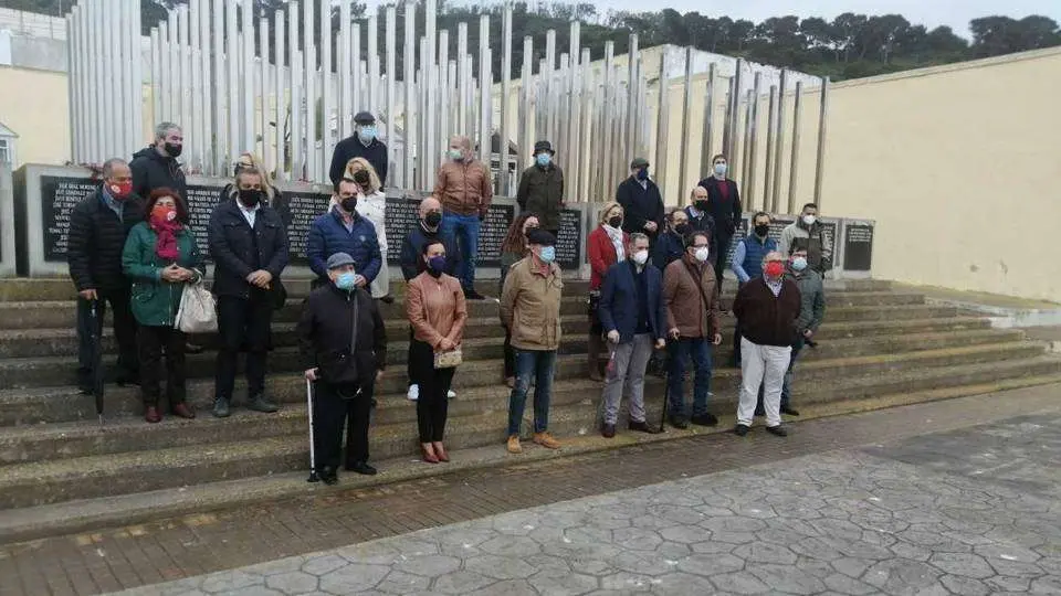 Dirigentes y militantes de PSOE y UGT, hoy durante el acto celebrado en el cementerio (C.A.)