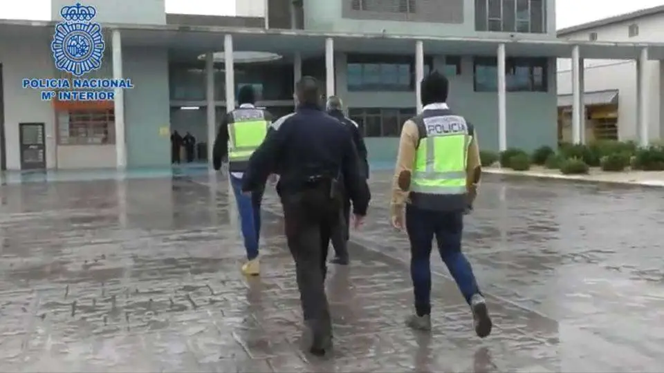 Agentes acceden al interior del centro penitenciario Murcia II (POLIC&Iacute;A NACIONAL)