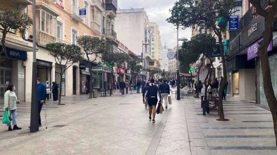 Viandantes en el Paseo del Revell&iacute;n (C.A./ARCHIVO) GENTE CALLE