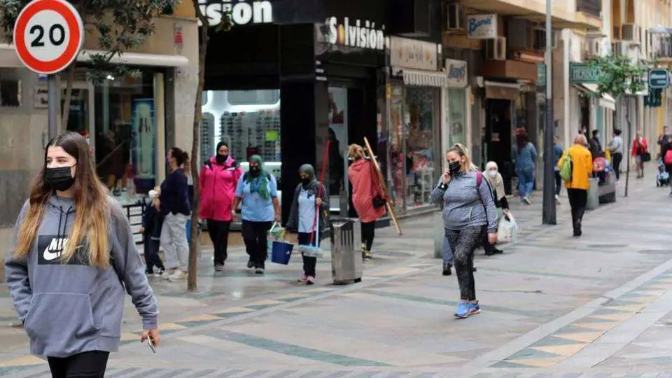 Viandantes, en el Paseo del Revell&iacute;n (C.A./ARCHIVO) GENTE CALLE