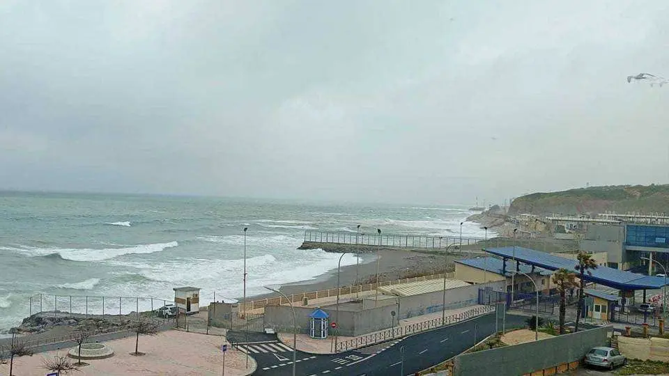 Vista de la playa de El Tarajal tomada hoy (C.A.) frontera