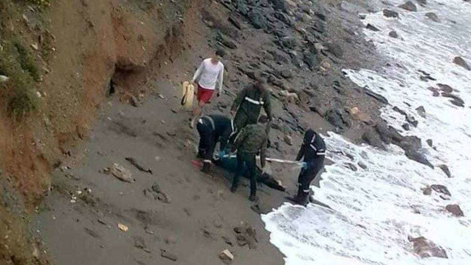 Agentes de Policía recuperan un cadáver junto a la playa
