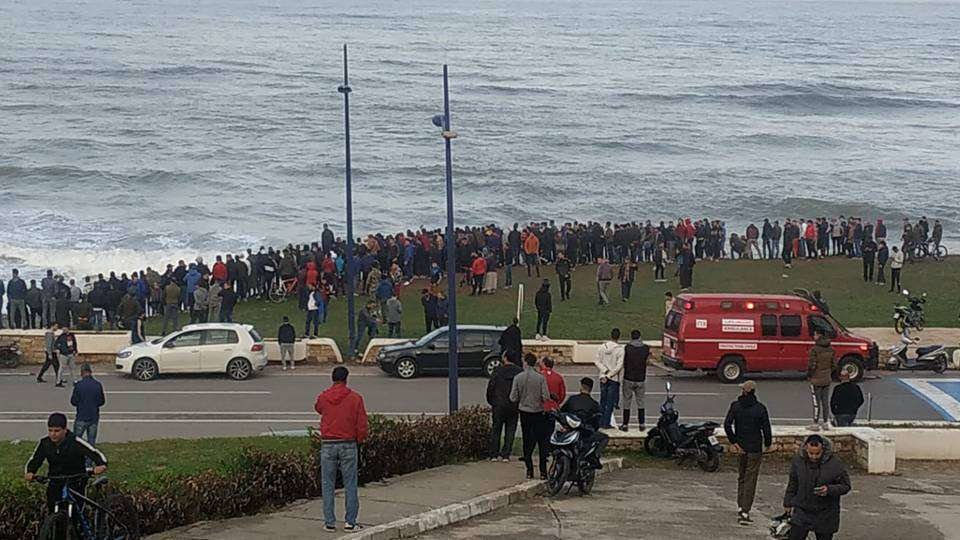 Decenas de personas se arremolinan junto a la costa ayer en Castillejos (FACEBOOK)