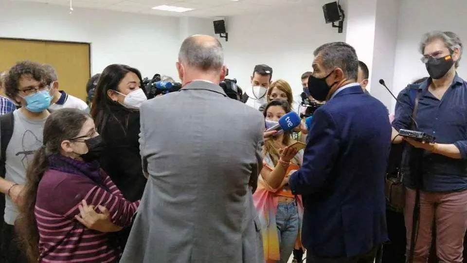Del R&iacute;o atiende a los periodistas en las dependencias del Palacio de Justicia (C.A.)