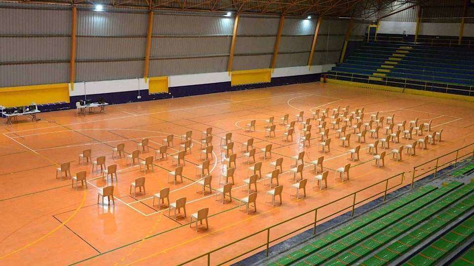 La Consejería ha instalado un centenar de sillas en la cancha del pabellón (CEDIDA)