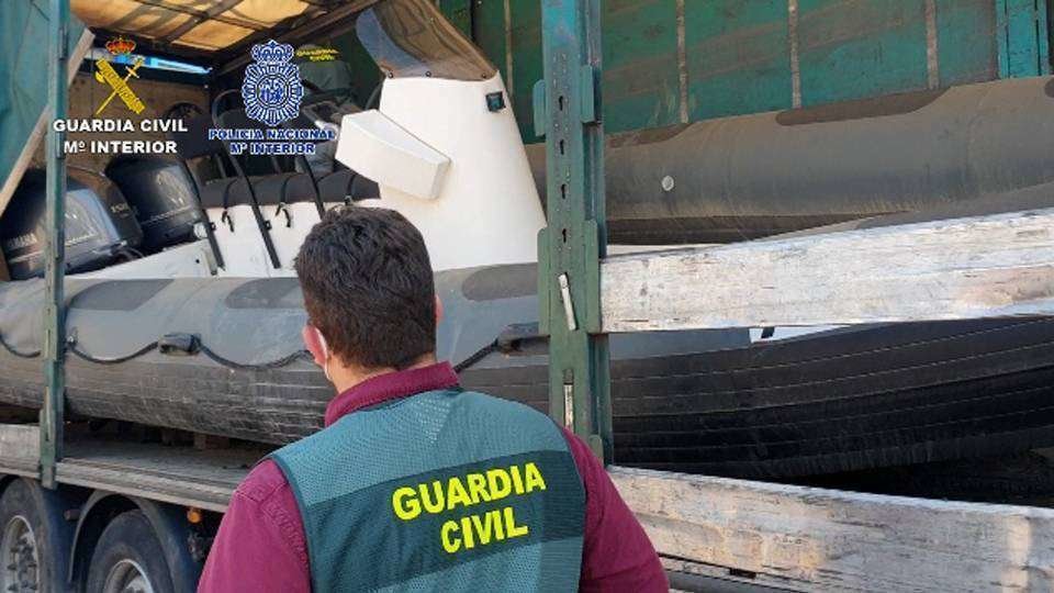 La Guardia Civil interviene el camión con el cargamento de hachís (MINISTERIO DEL INTERIOR)