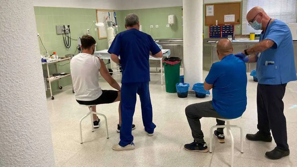 Sanitarios del centro penitenciario administran la vacuna a dos personas (CEDIDA)