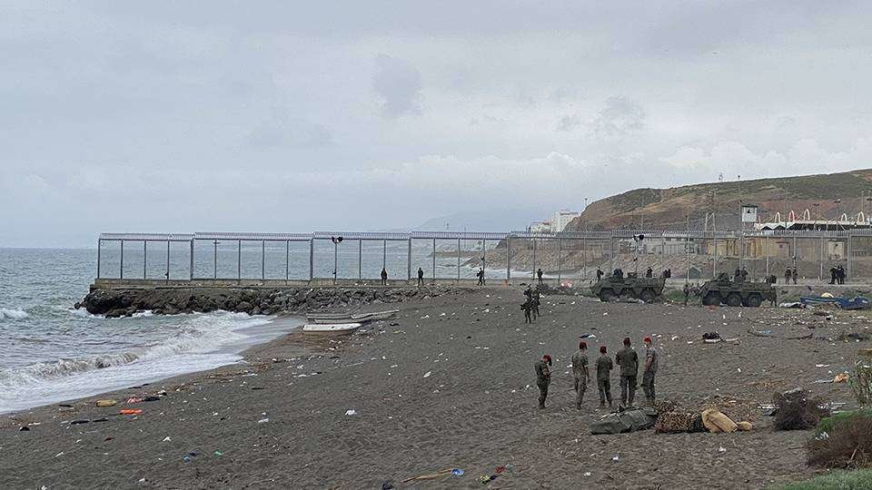 Militares, en la playa de El Tarajal (C.A.)