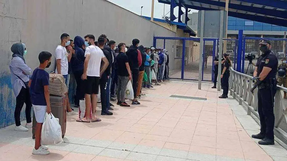Marroqu&iacute;es hacen cola en la frontera con la intenci&oacute;n de retornar a su pa&iacute;s (C.A.)