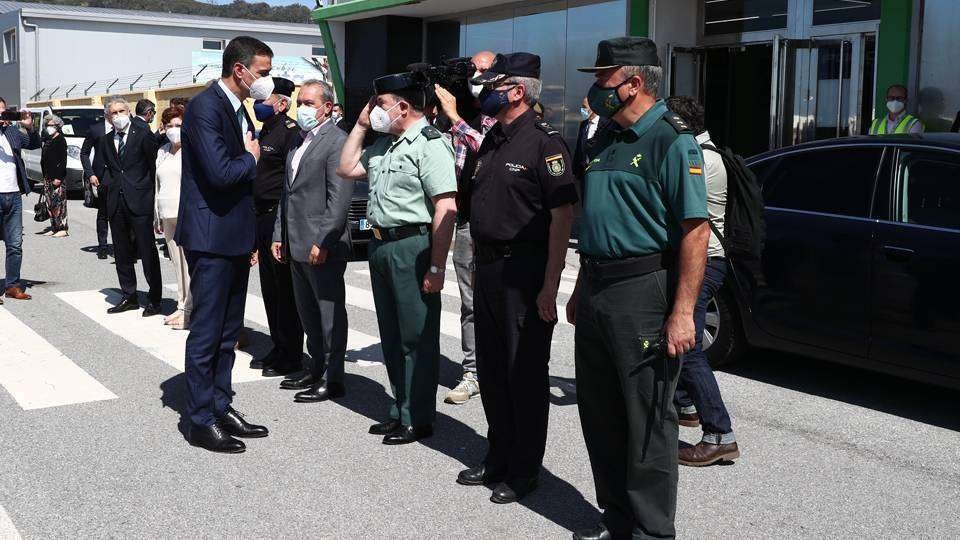 Sánchez saluda a los mandos de las fuerzas de seguridad a su llegada a Ceuta (CEDIDA)