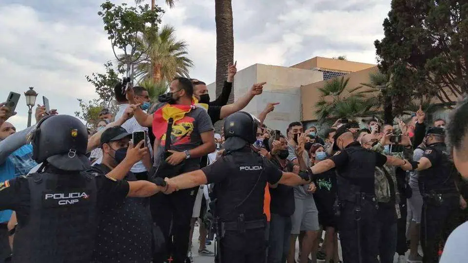 Agentes forman un cord&oacute;n alrededor del hotel La Muralla (C.A.)