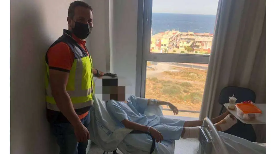 El agente, junto al joven Usama , en el Hospital (CEDIDA)