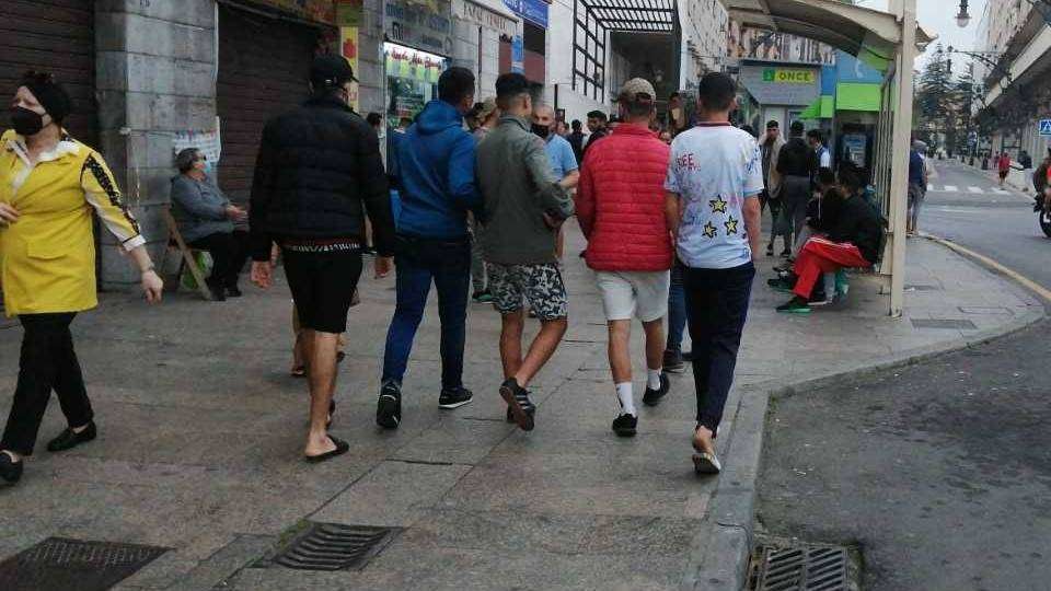 Jóvenes marroquíes camina junto al Mercado Central el pasado 18 de mayo (C.A./ARCHIVO)