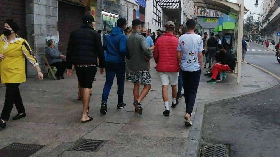 J&oacute;venes marroqu&iacute;es camina junto al Mercado Central el pasado 18 de mayo (C.A./ARCHIVO)