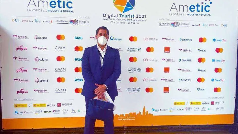 El consejero de Fomento y Turismo, Alejandro Ram&iacute;rez, en Benidorm (CEDIDA)