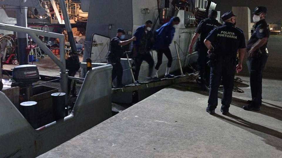 Los dos migrantes son desembarcados del buque de la Armada (C.A.)