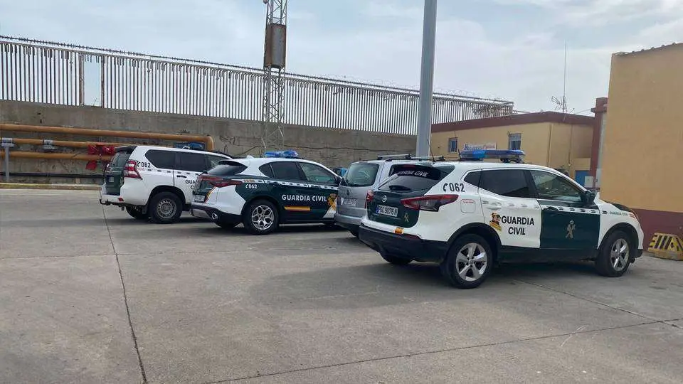 Veh&iacute;culos de la Guardia Civil estacionados en las instalaciones portuarias (C.A./ARCHIVO)