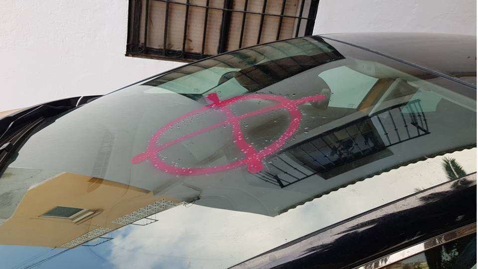 Pintada en el vehículo del presidente del comité de Amgevicesa (CEDIDA)
