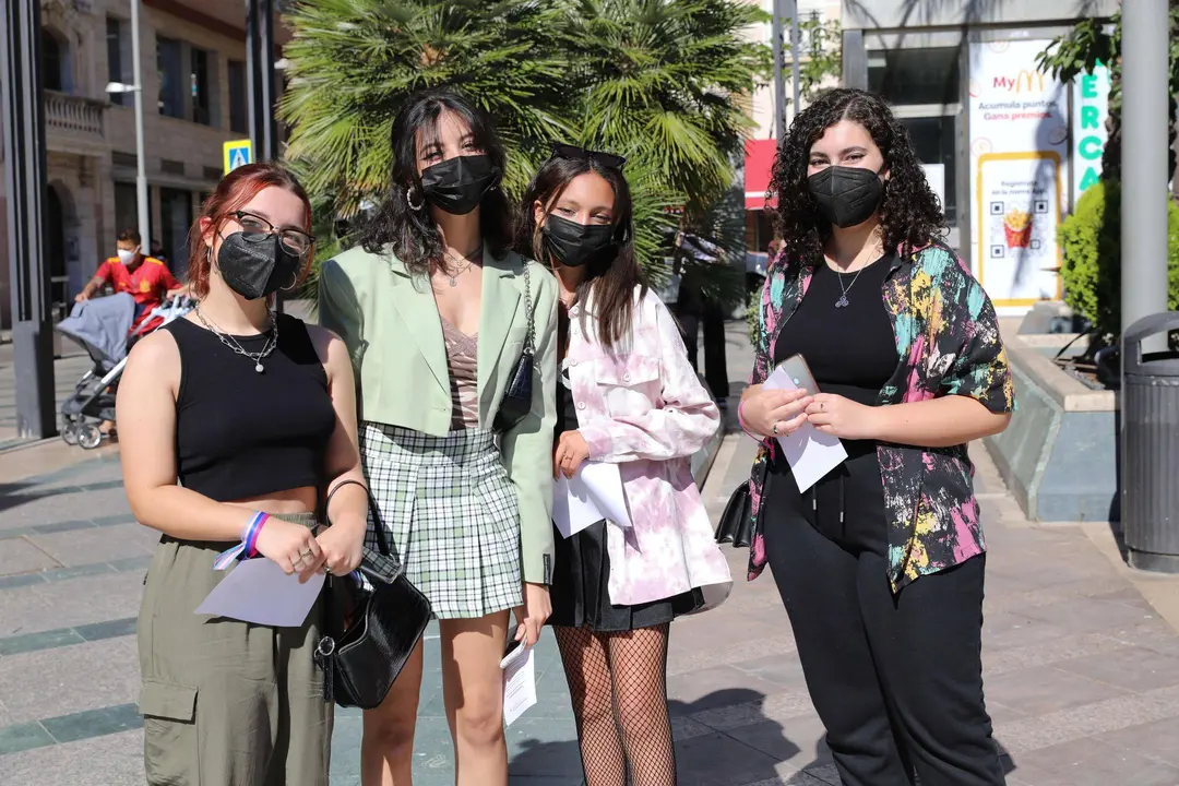 J&oacute;venes participantes en la concentraci&oacute;n de la Plaza de los Reyes (CEDIDA)