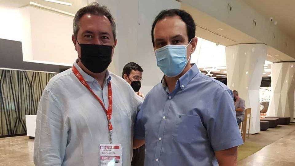 Hernández, junto al nuevo secretario general del PSOE andaluz, Juan Espadas (CEDIDA)
