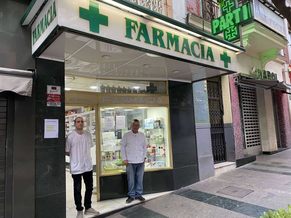 Farmacia situada en el Paseo del Revellín (Archivo)