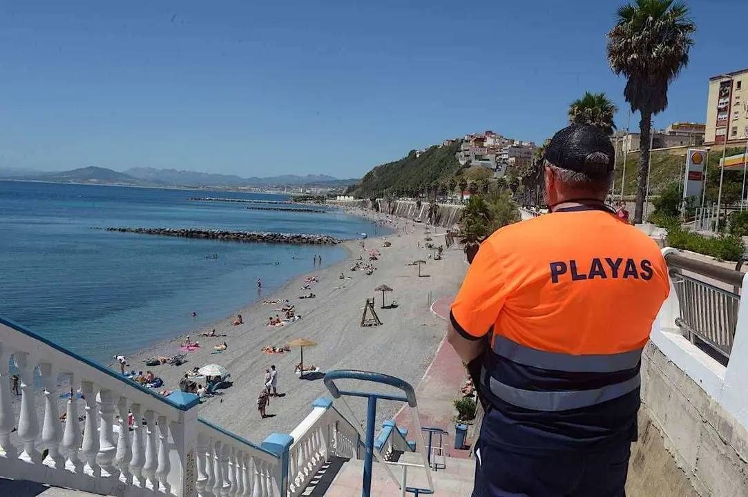 trabajador playa