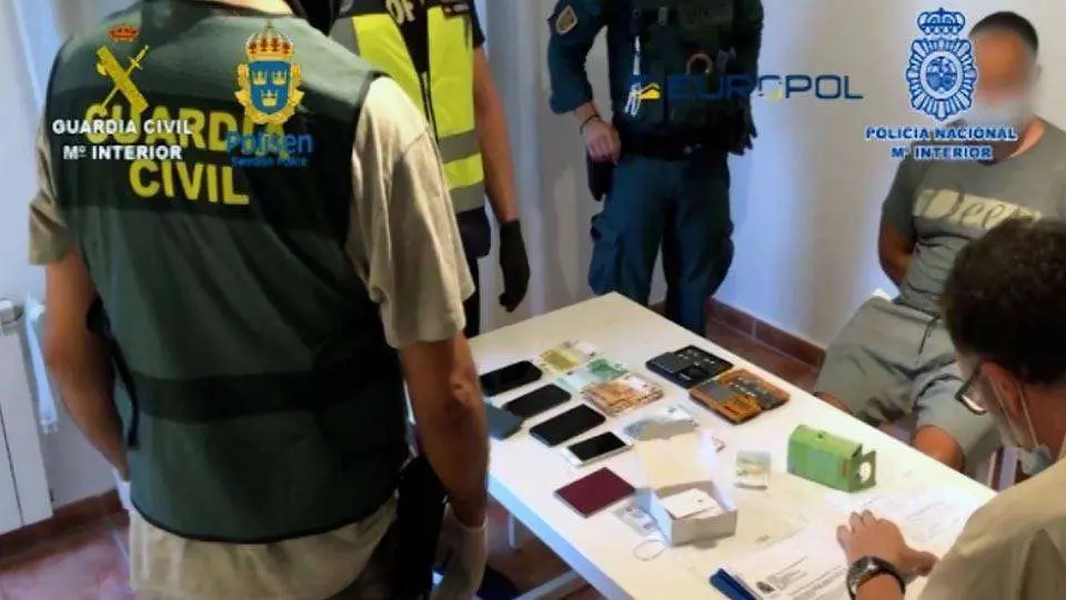 Un momento de la intervenci&oacute;n policial (MINISTERIO DEL INTERIOR)
