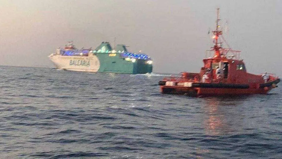 El Passi&oacute;, junto a la embarcaci&oacute;n de Salvamento Mar&iacute;timo durante la maniobra de rescate (C.A.)