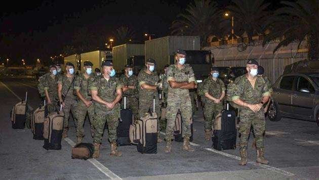 Los soldados forman esta mañana en el puerto antes de embarcar hacia Algeciras (CEDIDA) MILITAR