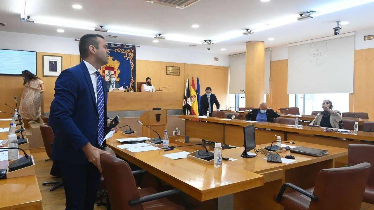 Verdejo y Hamed discuten durante los incidentes registrados este jueves en el pleno de la Asamblea (CEDIDA)