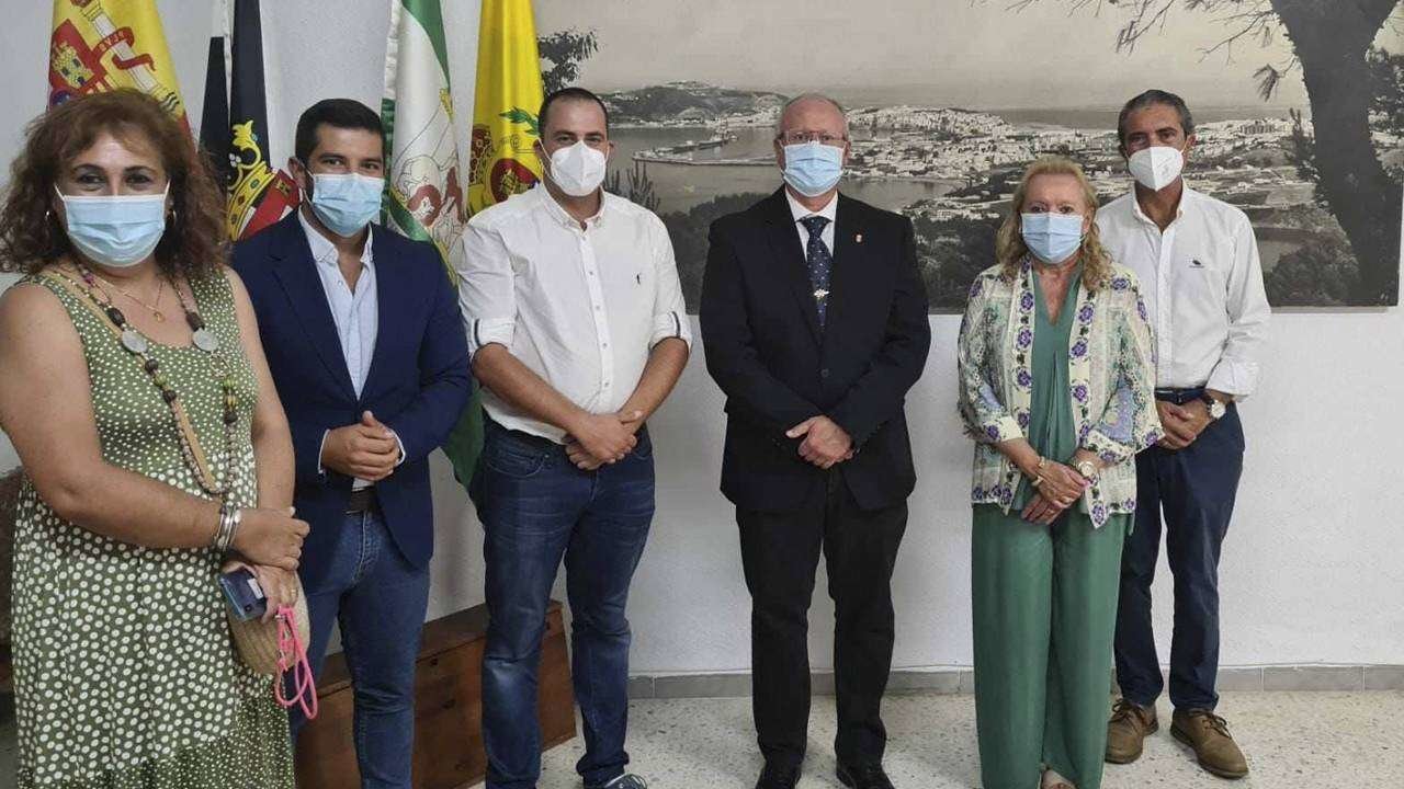 Chellaram, cuarto por la izquierda, junto a directivos de la Casa de Ceuta en Algeciras (CEDIDA)