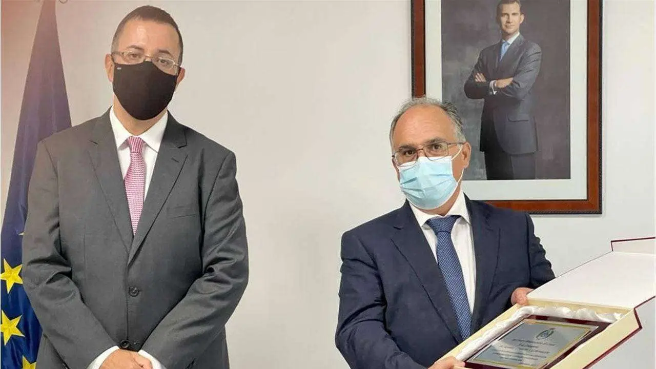 El consejero Gait&aacute;n recibe la placa de manos del director de la prisi&oacute;n (CEDIDA)