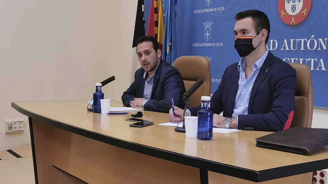 Redondo, a la izquierda, junto al diputado de Vox Carlos Verdejo durante la rueda de prensa ofrecida este martes (CEDIDA)