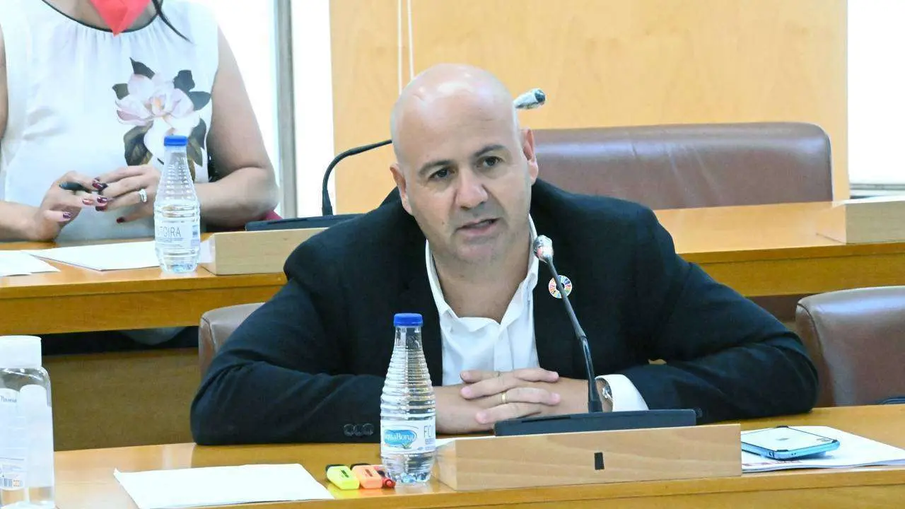 El socialista, Juan Guti&eacute;rrez, durante su intervenci&oacute;n en el pleno (CEDIDA)