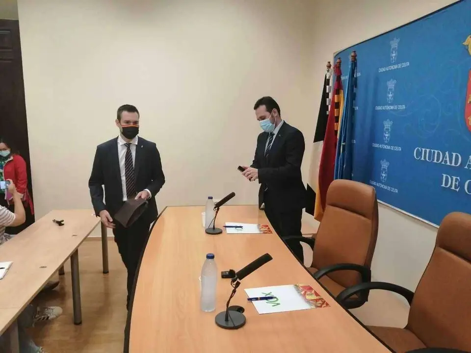 Verdejo (izqda.) y Redondo, antes del comienzo de la rueda de prensa (C.A.)