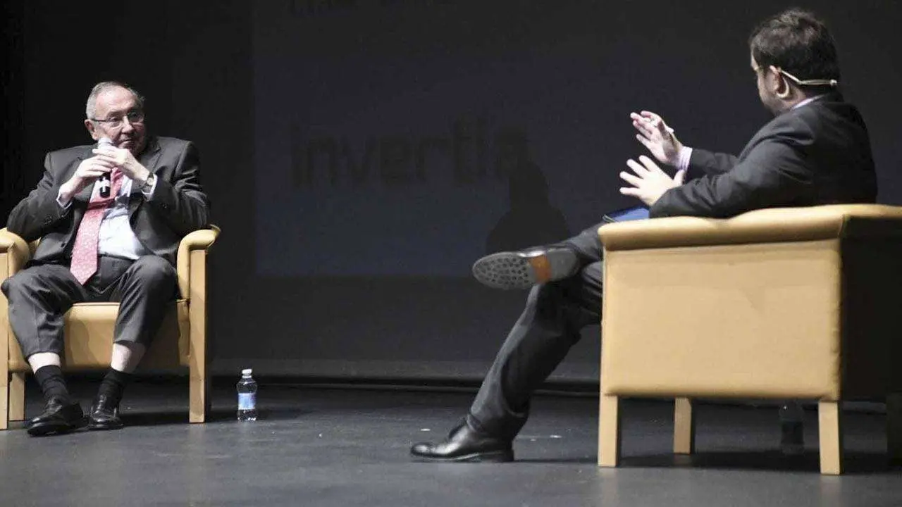 Bonet conversa con el moderador de las sesiones del Foro (C.A./ARCHIVO)