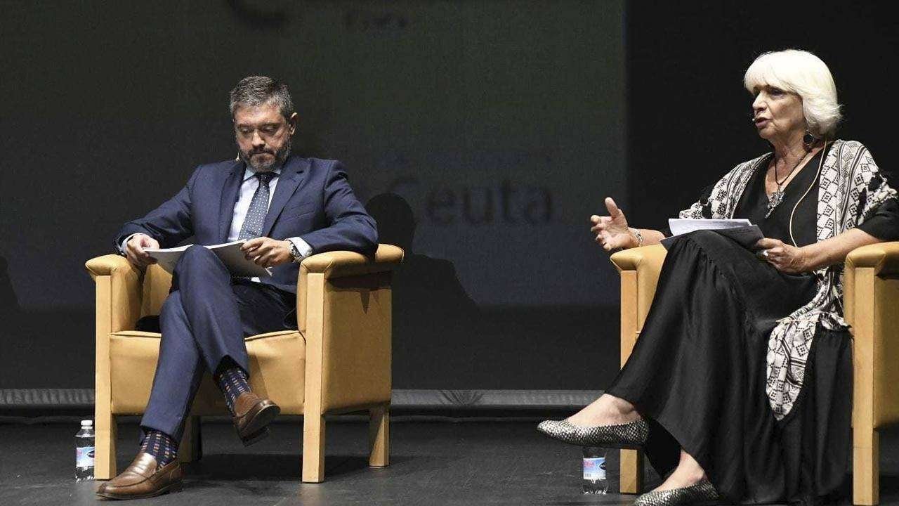 Los presidentes de los puertos de Ceuta, Juan Manuel Doncel, y Cádiz, Teófila Martínez, durante el debate (JAVIER SAKONA)