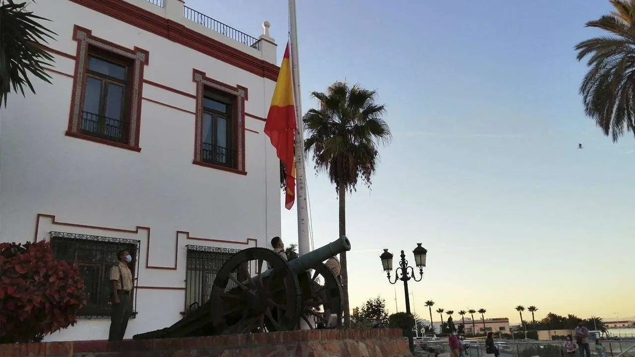 ARRIADO MILITAR Un momento de la ceremonia celebrada ante la sede de la Comandancia General (C.A.)