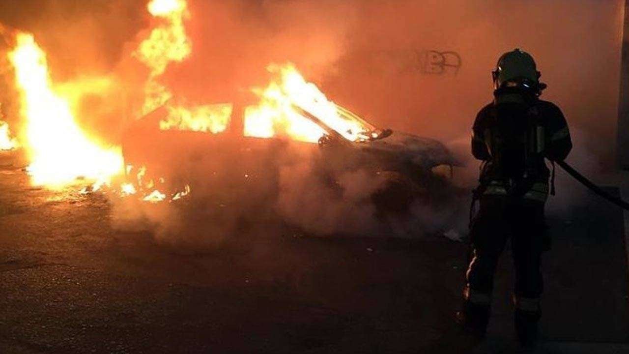 bomberos coche incendiado fuego