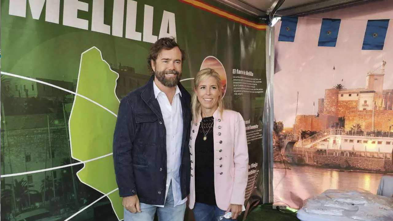 L&oacute;pez, junto a Iv&aacute;n Espinosa de los Monteros, en la caseta instalada por Vox Melilla en Viva 21 (CEDIDA)