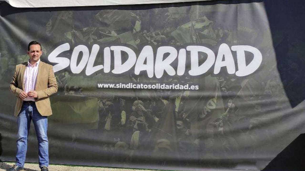 Redondo, junto a una pancarta con el nombre del sindicato creado por Vox (CEDIDA)
