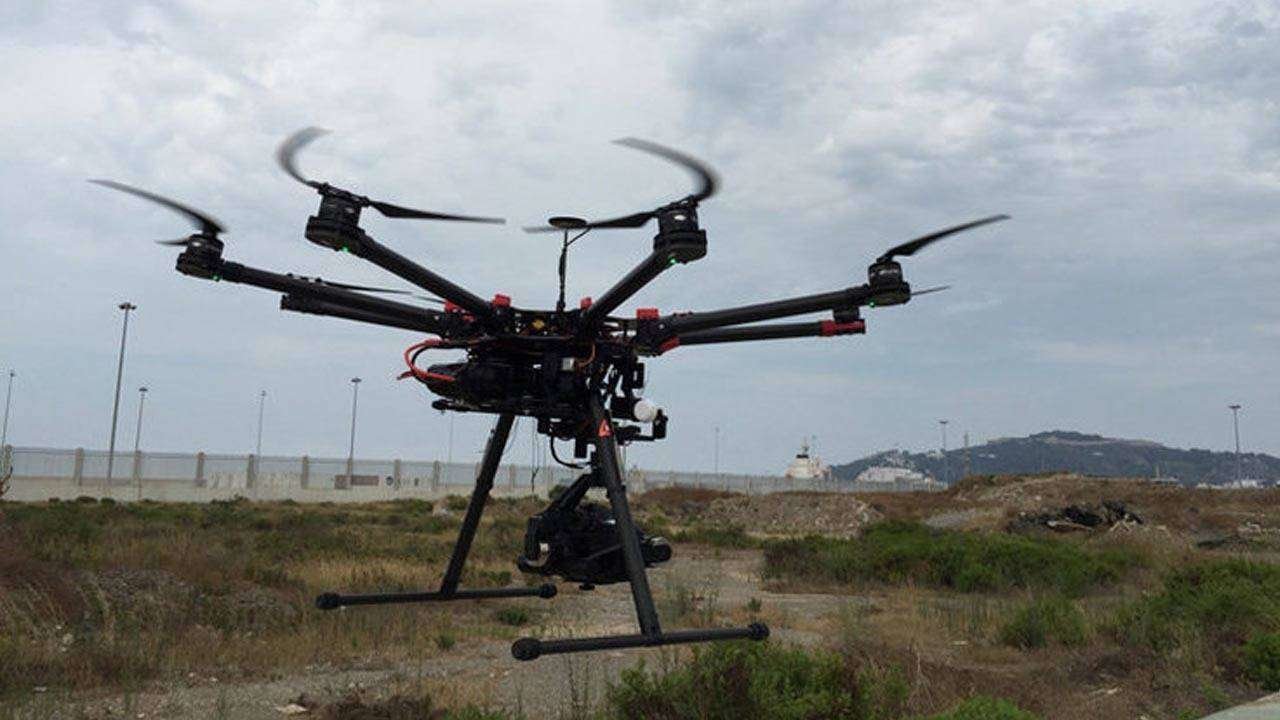 Un dron en plena operación de despegue (C.A./ARCHIVO)