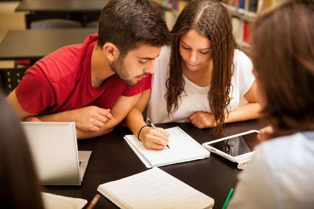 FOTO3 RECURSO BECAS GRADO Fund la Caixa
