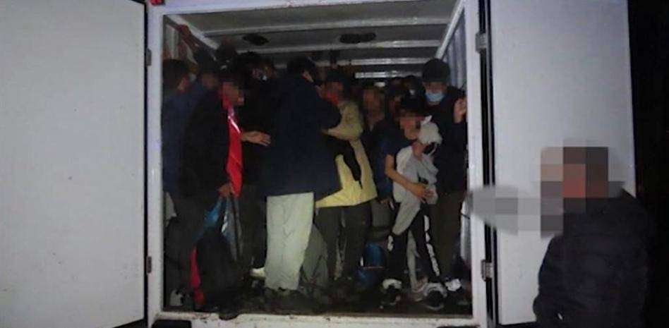 Migrantes hacinados en uno de los camiones utilizados por la organización (POLICÍA NACIONAL)
