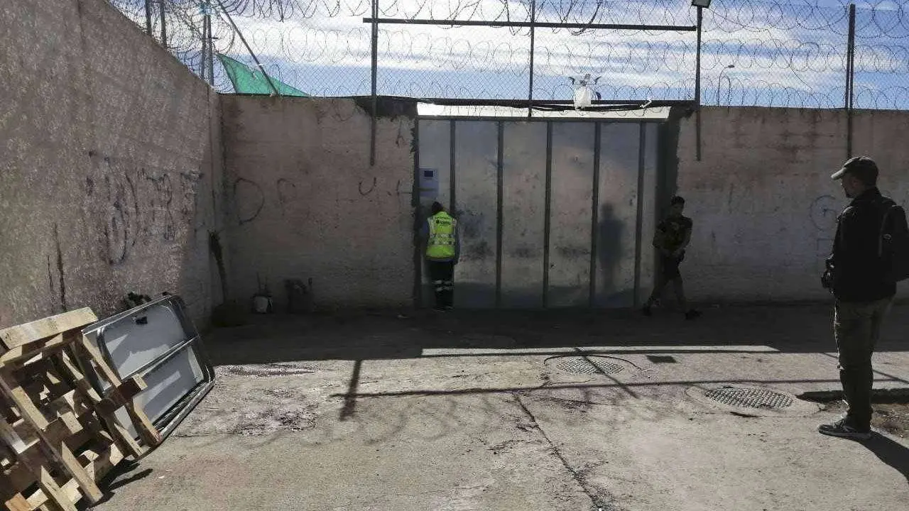 Acceso a las dependencias del centro de acogida temporal de Piniers (C.A.)