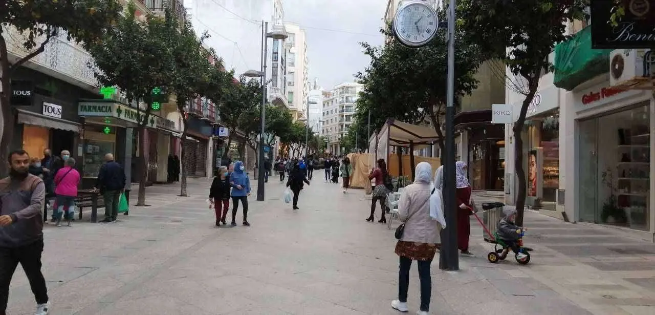 Viandantes caminan por el Paseo del Revell&iacute;n (C.A.) GENTE